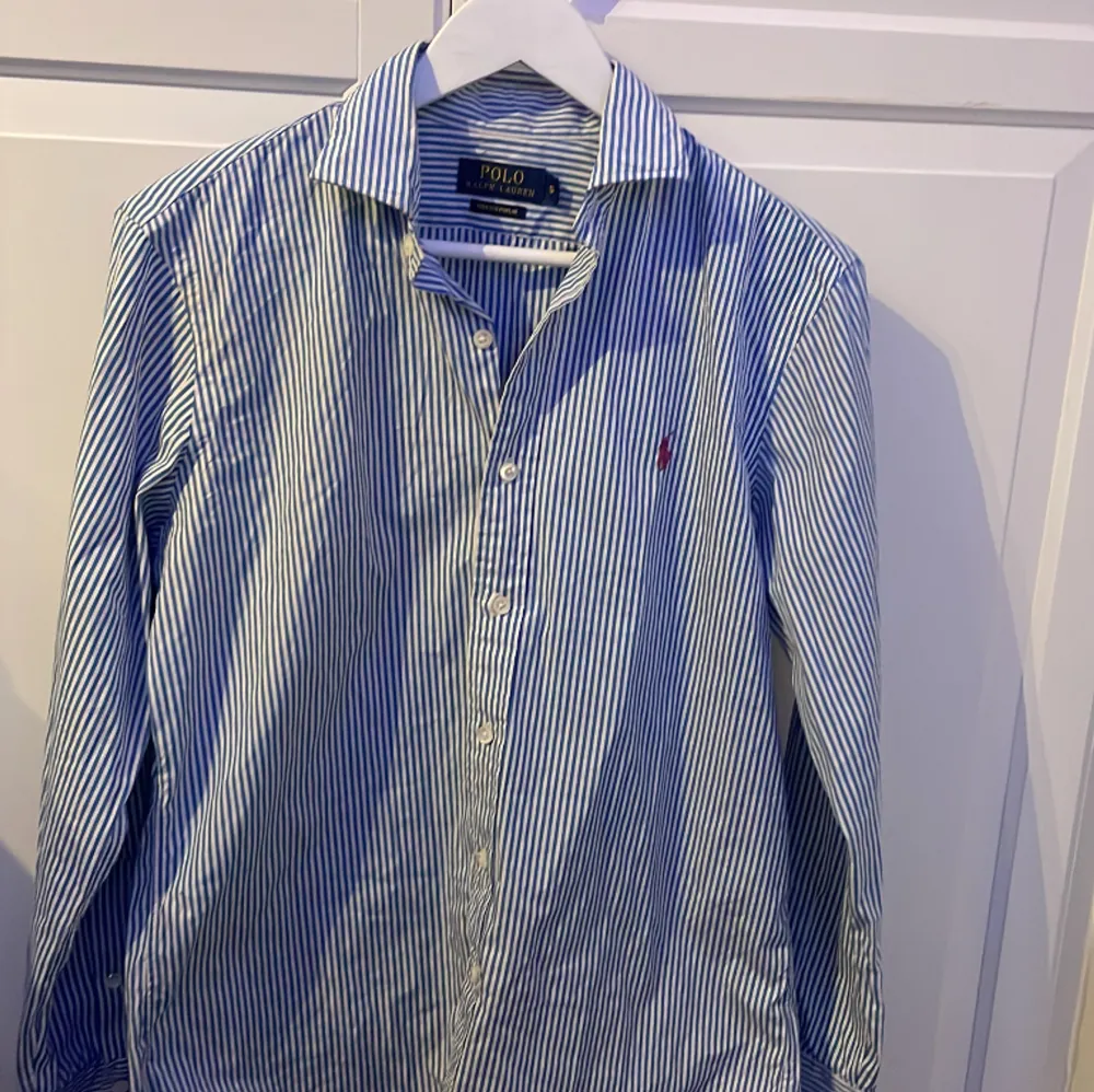 Tja! säljer en ralph lauren skjorta i strl S! köpt för 1899 på nk för ett tag sen men nu kommer den ej till användning. den ör i bra skick men har används en del. Pris kan diskuteras! . Skjortor.