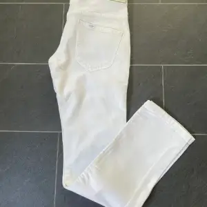 Vita jeans från Lee  Mycket fint skick  Storlek /11år  Midjemått 68 cm