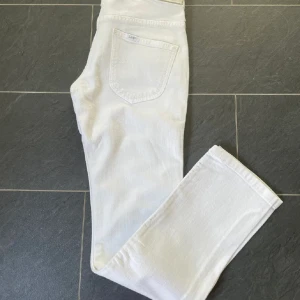 Jeans Lee  - Vita jeans från Lee  Mycket fint skick  Storlek /11år  Midjemått 68 cm