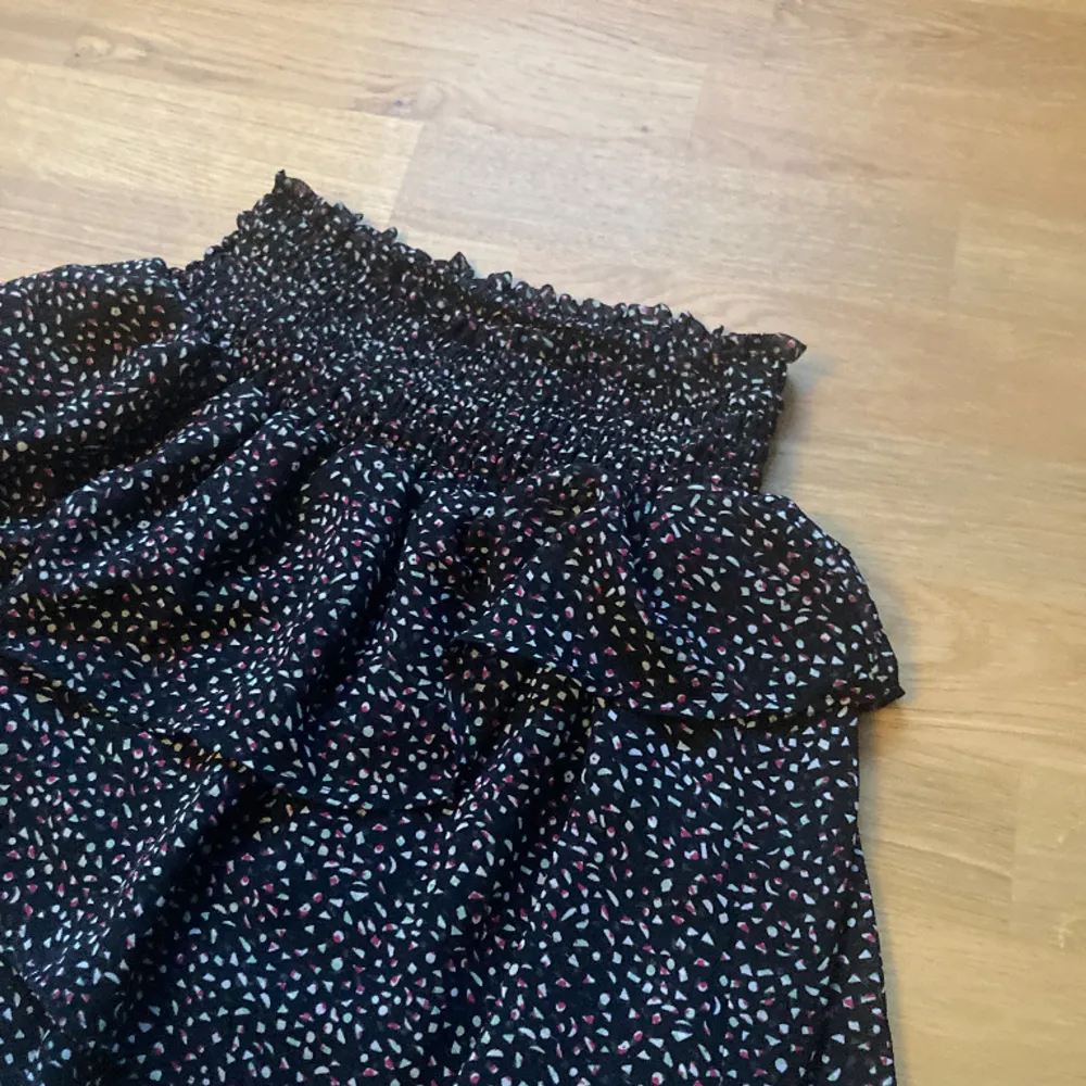 Jag säljer en kjol ifrån H&M som är i storlek 146-152 är även i bra skick! Hoppas någon annan får nytta av den!😊. Kjolar.