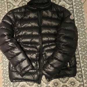 Moncler jacka - En moncler acorus i perfekt skick hör av dig vid frågor