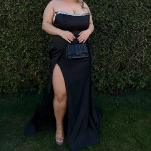 Balklänning/bröllopklänning  - Säljer min fina klänning, använd 1 gång i endast ett par timmar. Som helt ny, inga defekter. Vid snabbaffär kan priset diskuteras ❤️