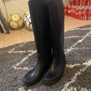 Ristövlar - Säljer pga att dom är för små, ganska bra skick, en del ”repor” men inga hål osv, använt en del gånger under sommaren annars mest legat i ett skåp.pris kan diskuteras🤷🏼‍♀️