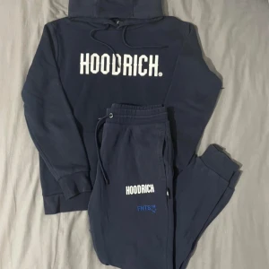 Hoodrich Hoodie - Säljer endast Hoodien ( lånad bild) knappast använd & ena plast grejen på snöret är lite sönder (inget som märks eller förstör) 