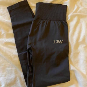 ICIW träningstights - Define Semeless tights i färgen Graphite🩷(mörkgrå, inte svarta som de sista bilderna visar) knappt använda så i fint skick Höga i midjan och ingen scrunch där bak 