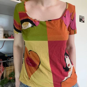Blus tuzzi - Jättecool flerfärgad blus med ett stort tryck. Storlek anges inte men ungefär S/M. Använd ett fåtal ggr men inte riktigt min stil.