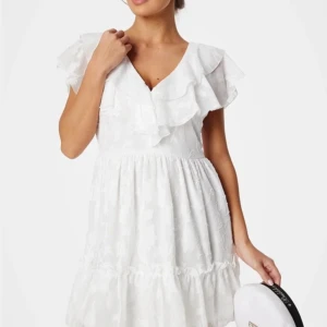 Studentklänning - Säljer denna fina studentklänning då jag bestämmde mig för en annan. Den är helt ny med all prislappar på! Köparen står för frakten!☺️skriv för fler bilder!💕