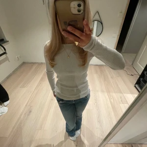 Vit tröja - Jätte söt vit, stickad, ribbad lång ärmad tröja. Inga defekter eller liknande💗