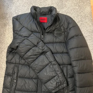 Hugo Boss Jacka - Hej, säljer nu min Hugo Boss jacka då den är för liten. Jackan har använts i en vinter och är i gott skick. Priset kan diskuteras. 