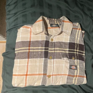 Dickies Overshirt - Storlek S, Väldigt bra skick använd ett fåtal gånger, en skön overshirt för hösten 