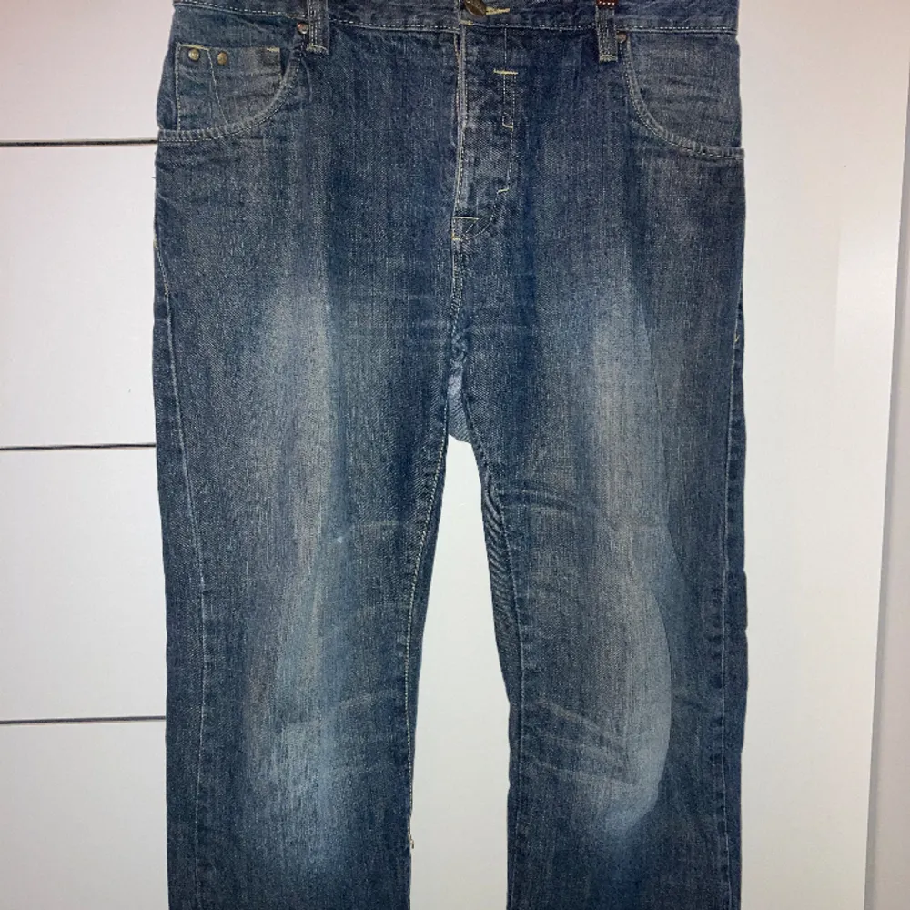 Snygga y2k jeans som passar stl M/L Lite långa på mig (är 165)  Lite slitna i botten men i bra skick Pris kan diskuteras 🫶🫶. Jeans & Byxor.