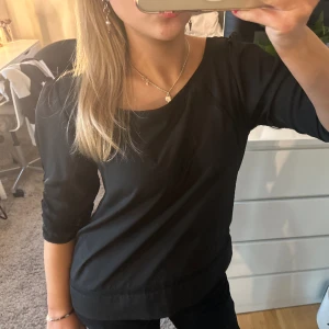 TREKVARTSÄRM 💕 - topp med supersöta detaljer på armarna 💕storlek 40 men passar xs/s