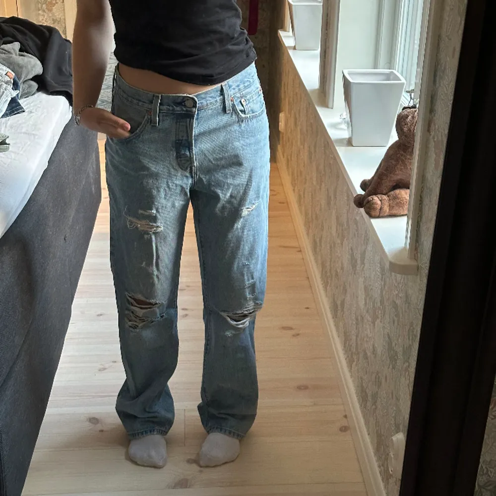 Skitsnygga jeans från Levis! Köpta förra sommaren, knappt använda. Jag är 172 och de sitter bra i längden på mig. Storlek 28/32. Klicka på köp nu!. Jeans & Byxor.