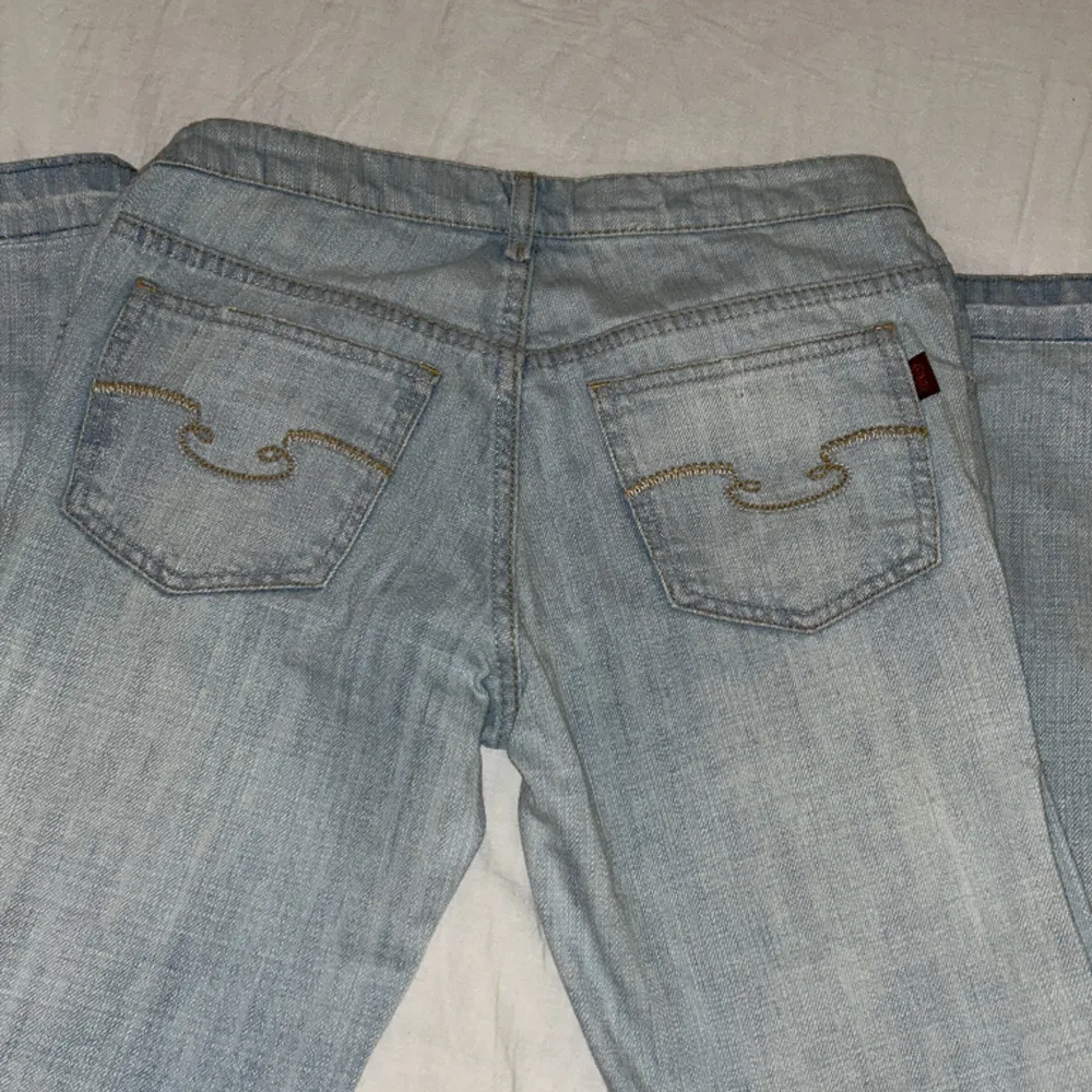 säljer dessa as snygga jeans köpta här på plick, säljer för att dom tyvärr va för små för mig🌟 skriv för fler bilder eller om ni undrar något💗🥰. Jeans & Byxor.