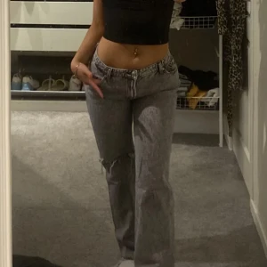 Jeans  - Säljer dessa jeans som jag köpte på Plick då de inte kommer till användning:) Low waist straighta jeans (lånade bilder från förra ägaren) ☺️