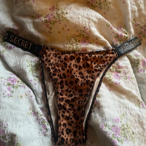 Victoria sekret trosa - Superfin och självklart oanvänd. Säljes då det tyvärr blev fel modell. Storlek m, men sitter som en s 