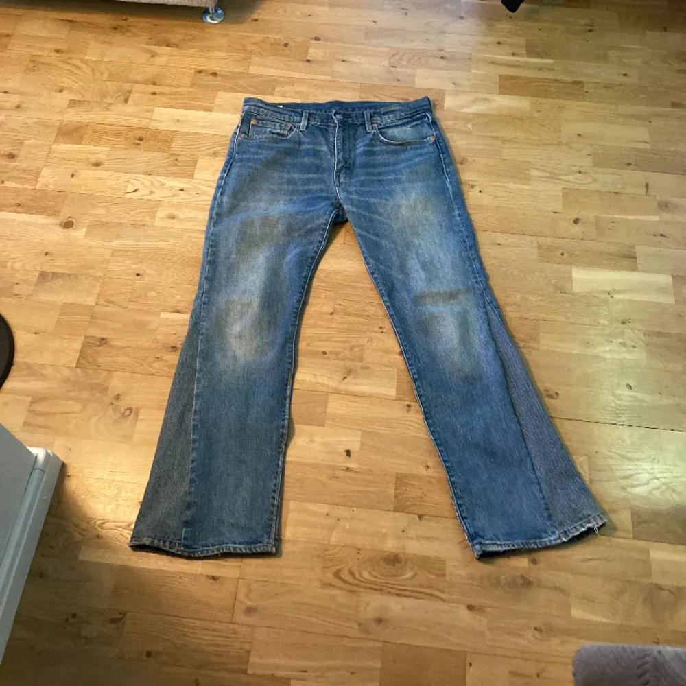 Ett par omsydda bootcut/flare Levi’s jeans i jättebra skick, inte använda mycket alls. Storlek 32.. Jeans & Byxor.