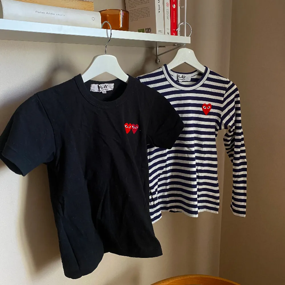 Säljer dessa två fina tröjor från Commes des Garcons! Båda har bara använts en handfull av gånger, annars legat orörda i garderoben. Båda är i storlek XS och gällande passform är de åtsittande.   T-shirt: 450kr Långärmad: 550kr. Toppar.