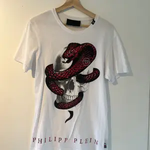 Philipp Plein Snake Skull Print T-shirt vit. Storlek S. Plagget är i hyfsat bra skick. Pris: 799kr, (pris går att diskutera) Vid frågor, kom PM!