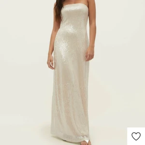 Balklänning - Superfin som balklänning Säljer då ja hitta en annan.  I nyskick.  Champagne färgad med paljetter, finns dragkedja bak i ryggen. Skriv om bilder och frågor💞