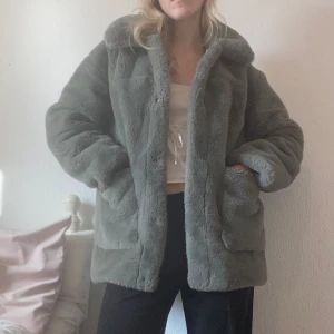 Pälsjacka hm - Säljer denna pälsjackan från hm i en fin grön färg ! Frakt tillkommer 