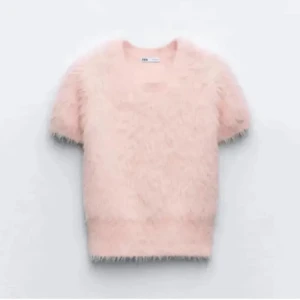 Jätte fin rosa tröja från zara 💕 - Säljer nu min jätte fina tröja från zara som inte alls är andvänd så mycket! Skriv bara till mig om ni vill ha mer bilder eller så! Och den är i storlek s vilket va den minsta för den tröjan💓