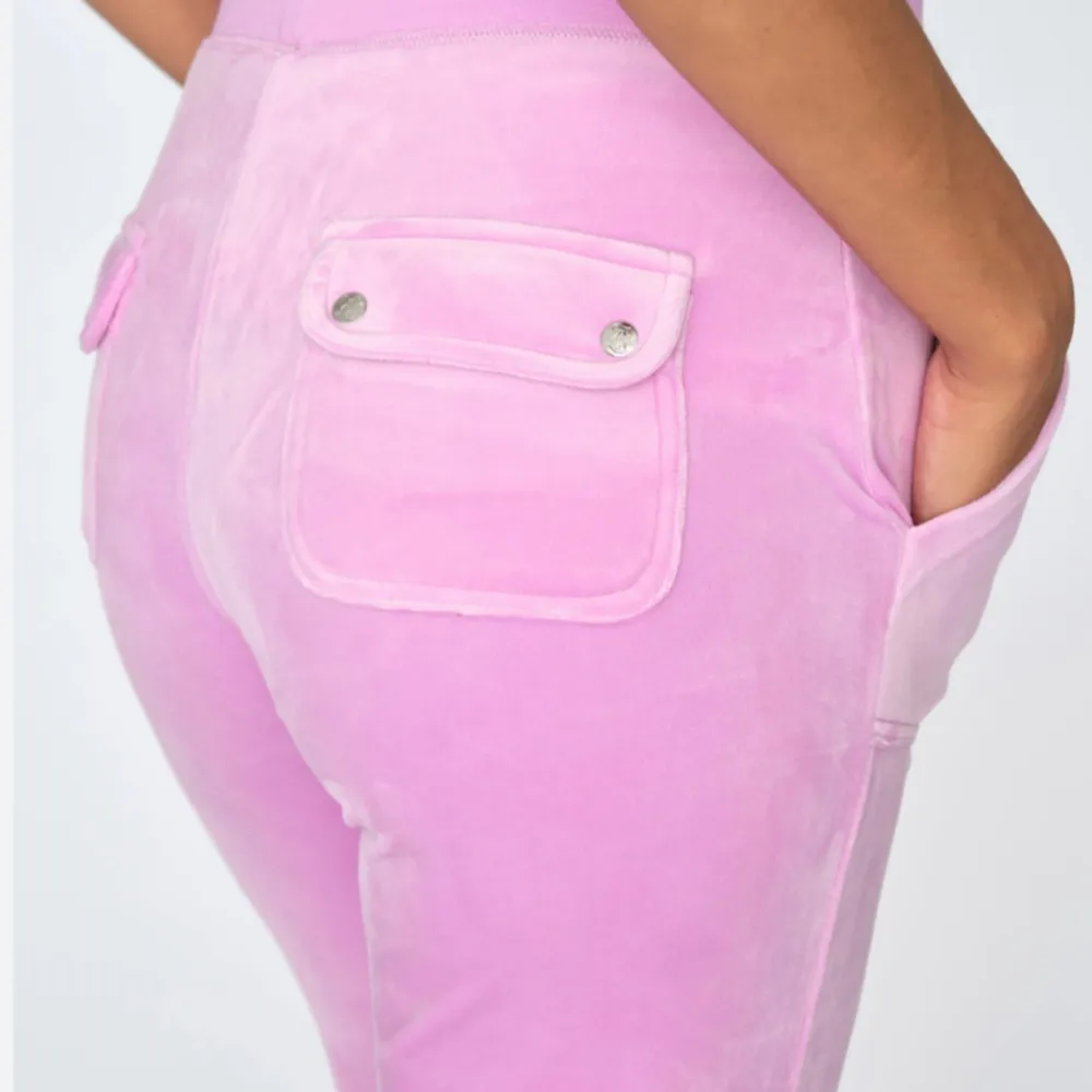 Säljer mina rosa Juciy Couture byxor! Dom är använda ett fåtal gånger, är i super fint skick och har varken några skador eller fläckar💗man kan vika ner dom och ha de som lågmidjade, supersnyggt:)hör av er om ni har några frågor eller är intresserade!. Jeans & Byxor.
