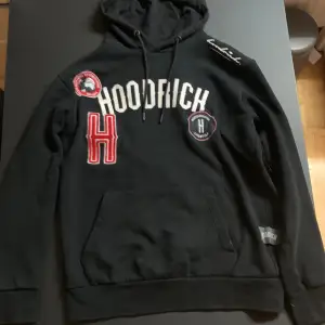 Hoodrich hoodie i storlek S  Inga skador  Säljes pga används inte längre Skriv för mer information om tröjan eller mer bilder 