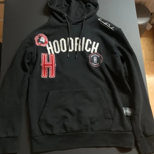 Hoodrich hoodie - Hoodrich hoodie i storlek S  Inga skador  Säljes pga används inte längre Skriv för mer information om tröjan eller mer bilder 