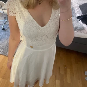  Supersöt studentklänning från bubbelroom - Säljer en supersöt klänning som passar perfekt till studenten eller annat firande! Använd en gång alltså i nyskick, nypris 600kr. Köpt för 2 år sedan så vet ej om den finns kvar ☺️