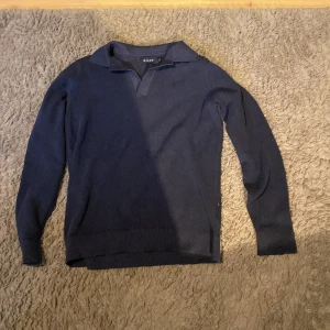 Mörkblå tröja  - Väldigt snygg tröja från Riley. Säljer den eftersom den inte kommer till användning. Skick 10/10 endast använd två gånger och inga fläckar eller hål.