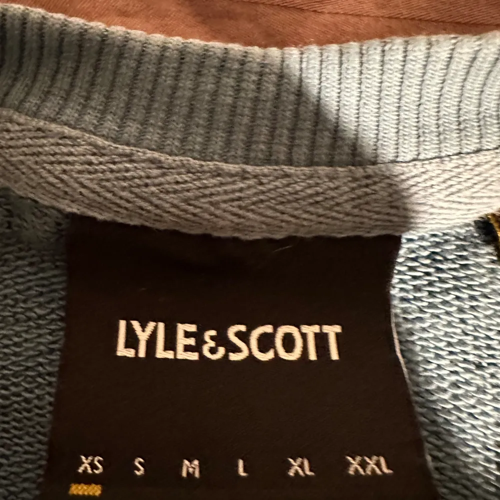 En jävligt snygg Lyle and scott tröja. Är Xs men passar S Ny pris 650kr . Hoodies.