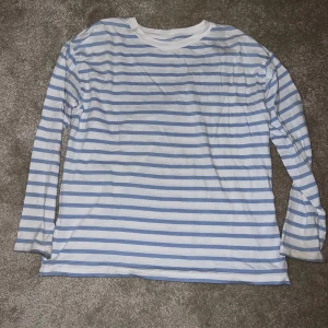 Randig allround tröja - Tröjan har blivit använd på många olika platser så som stallet och har lite missfärgade ärmar (sista bilden). Väldigt bekväm tröja men den har blivit använd en hel del. Priset går att diskutera. 