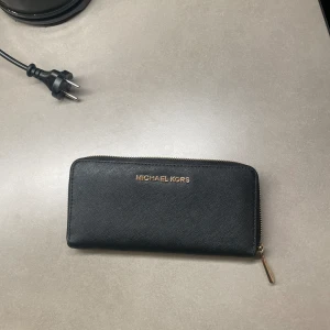 Plånbok Michael Kors  - Plånbok från Michael Kors. Köpt på NK i Göteborg 