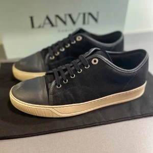 Lavin - Hej säljer dessa lanvin, fint skick förutom  liten fläck på cap toe, dustbag och box ingår, skriv gärna för fler frågor, skriv om ni är intresserade innan ni köper😀