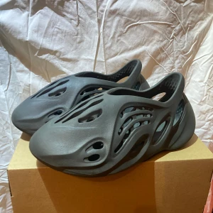 Yeezy foam runner - Tjena säljer ett par riktigt sköna Yeezy foam rnnr i färgen carbon. 110% äkta Storlek: 42 Skick: 9/10 Boxen följer såklart med. Digitalt kvitto finns. Om du har några frågor, funderingar eller vill ha fler bilder är de bara att skriva till mig.