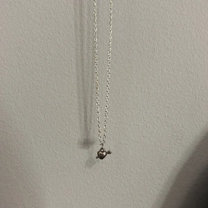 Halsband - Skitsnyggt halsband med ett hjärta med en pil i!😍