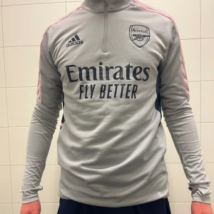 Arsenal träningströja 22-23 - Tjena! Säljer nu min arsenal tröja då den inte kommer till användning, nästan nyskick. Storlek S men passar M. Priset är inte hugget i sten🤝