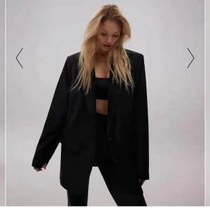 Svart kavaj Josefine HJ - Nyskick! Använd 1 gång.  Köpt för 1000 kronor🩷 Storlek S men overaized Kvaliten är riktigt bra och känns väldigt exklusiv