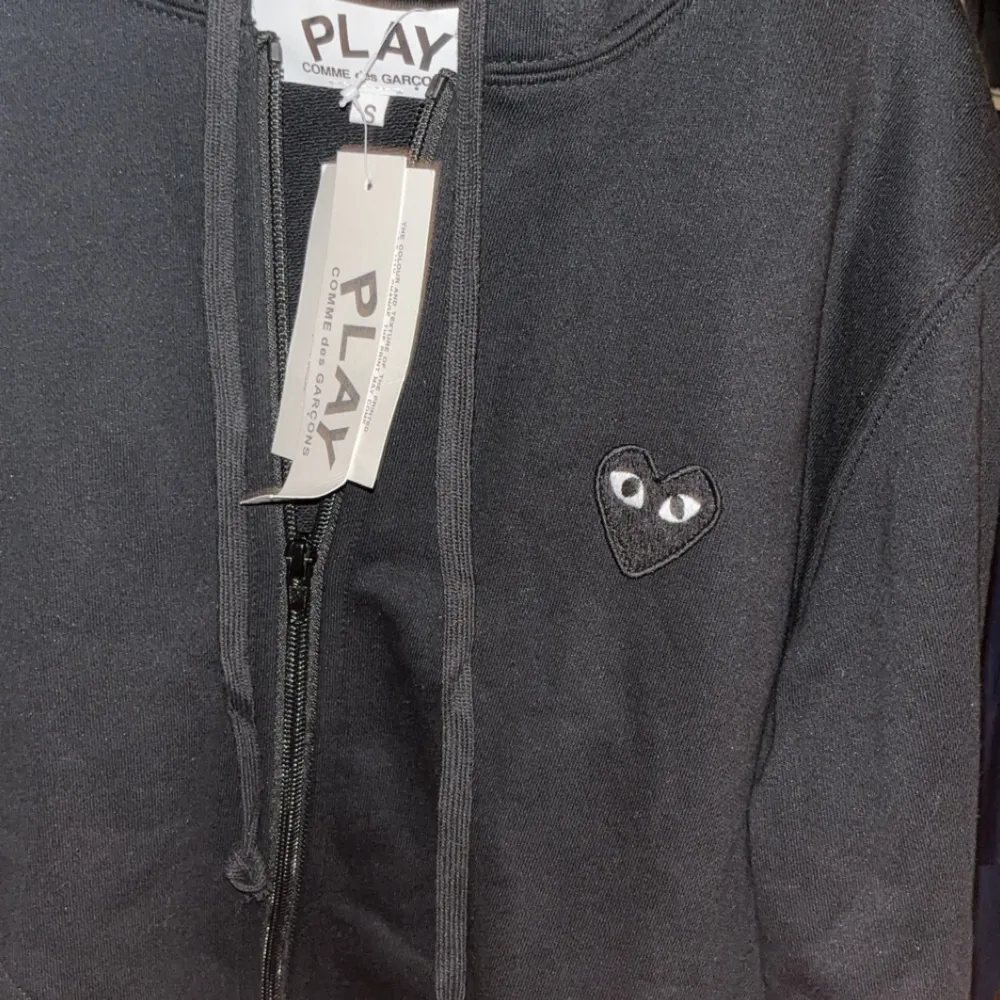 Helt ny comme de gargons hoodie säljes eftersom den är för liten och inte kan lämnas tillbaka köpt på Paul  Friends priset kan sänkas vid snabb affär.. Hoodies.