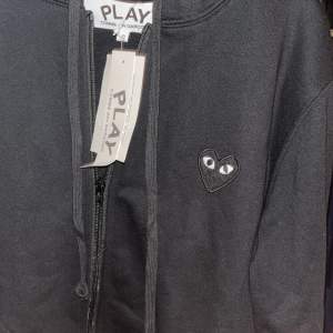 Helt ny comme de gargons hoodie säljes eftersom den är för liten och inte kan lämnas tillbaka köpt på Paul  Friends priset kan sänkas vid snabb affär.