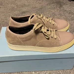 Lanvin cap toe - Säljer ett bar riktigt feta Lanvin cap tor i beige! Riktigt fräscha och i fint skick! Tillkommer box, 2st dustabags och 1 par helt nya snören! Tveka inte att höra vad dig 🙏