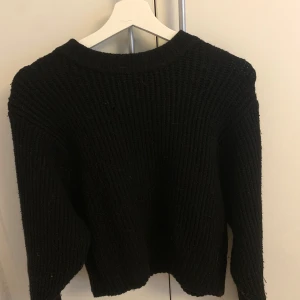 Stickad tröja - Svart stickad tröja ifrån MONKI. Storlek xs och inte använd mycket.