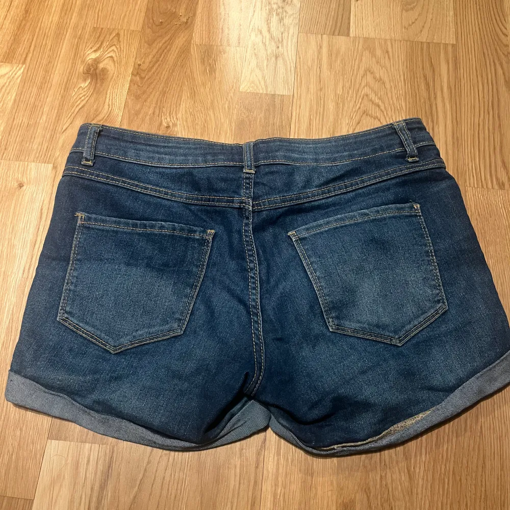 Ett par blåa jeansshorts från vila i storlek S. Super gulliga!💞. Shorts.