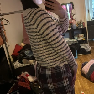 Randig tröja - Vit svart randig stickad tröja säljer för den har inte kommit till användning (vet inte vad det är för märke