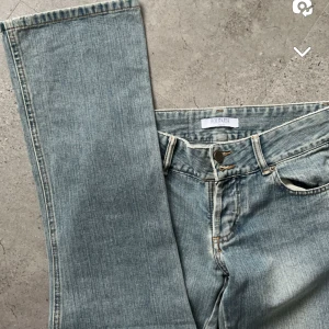 Lågmidjade jeans - Utsvängda low waist jeans, super snygga fickor och allt. 💕 de var för små för mig när jag fick hem de tyvär. Midjemått 38 , innerben 71 Ytterben .90cm 💕skulle säga att de passar en xs