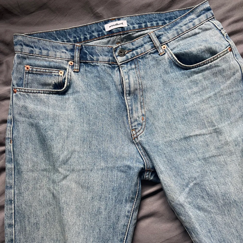 Woodbird jeans i bra skick, i storlek 32/34. Modellen doc stein jeans. 750kr nypris.  Bara att skriva vid funderingar eller om fler bilder önskas 🤩👌🏻. Jeans & Byxor.