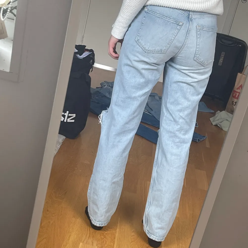 Säljer mina fina jeans från Gina då de ej kommer till användning längre. Hål på knäna (efter design) annars inga defekter. Storlek: 36 men passar även på mig som har 38. Hör gärna av er vid eventuella frågor 😁💞. Jeans & Byxor.