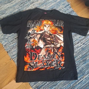 Tröja, Rengoku - Mjukt tyg, har inte använts så mycket. Har tappat intresset för serien så tänkte ge tröjan ett nytt hem :) Säljer även 2 andra tröjor från samma serie, går att få ett samlat pris, 200 kr för 3 2 för 150 kr