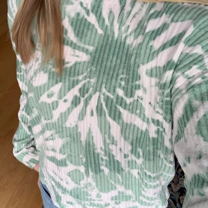 Jättecool tie dye tröja  - Supercool tröja som inte har några defekter. Står storlek EUR 170 eller 14+ men skulle säga ca S. Jätteskönt material. Passar perfekt nu till vår och sommar☀️🌱 skriv om du har några frågor☺️